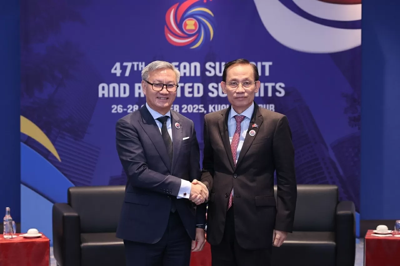 Partiets centralkommittésekreterare, utrikesminister Le Hoai Trung, träffade Laos utrikesminister Thongsavanh Phovihane Bí thư Trung ương Đảng, Bộ trưởng Ngoại giao Lê Hoài Trung gặp Bộ trưởng Ngoại giao Lào Thongsavanh Phovihane