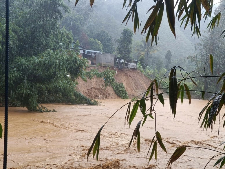 More than 65,000 households in Da Nang City were flooded due to heavy rains and floods - Photo 1. Hơn 65.000 hộ dân tại TP. Đà Nẵng bị ngập do mưa lũ- Ảnh 1.