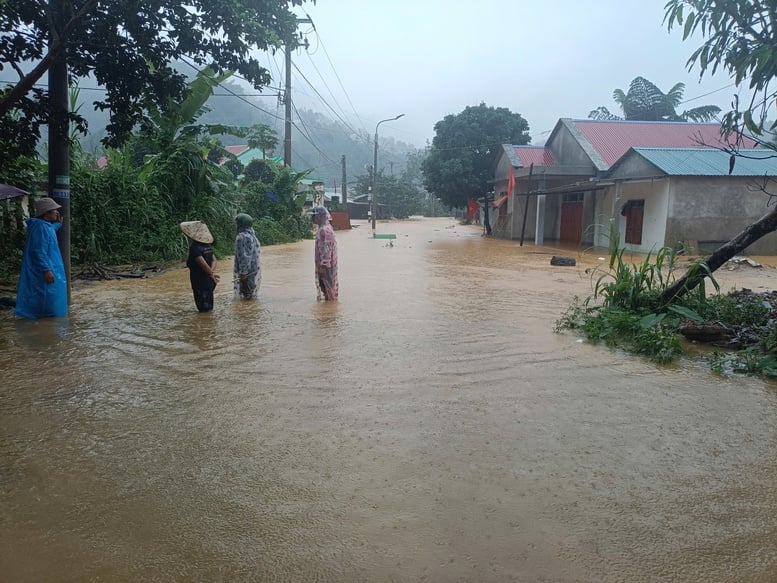 More than 65,000 households in Da Nang City were flooded due to heavy rains and floods - Photo 2. Hơn 65.000 hộ dân tại TP. Đà Nẵng bị ngập do mưa lũ- Ảnh 2.