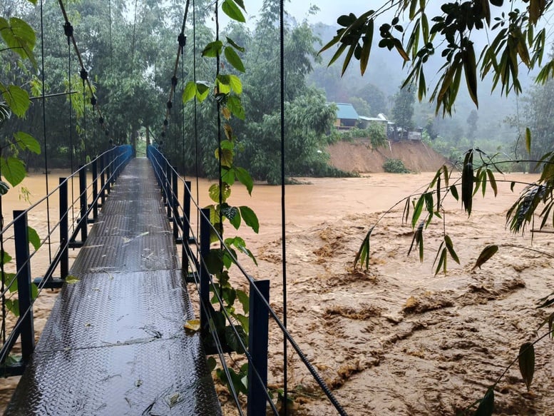 More than 65,000 households in Da Nang City were flooded due to heavy rains and floods - Photo 4. Hơn 65.000 hộ dân tại TP. Đà Nẵng bị ngập do mưa lũ- Ảnh 4.