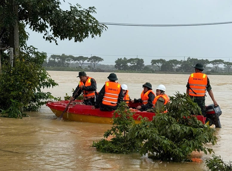 More than 65,000 households in Da Nang City were flooded due to heavy rains and floods - Photo 5. Hơn 65.000 hộ dân tại TP. Đà Nẵng bị ngập do mưa lũ- Ảnh 5.
