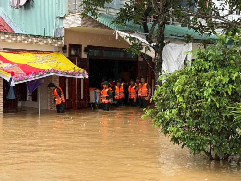 More than 65,000 households in Da Nang City were flooded due to heavy rains and floods - Photo 7. Hơn 65.000 hộ dân tại TP. Đà Nẵng bị ngập do mưa lũ- Ảnh 7.