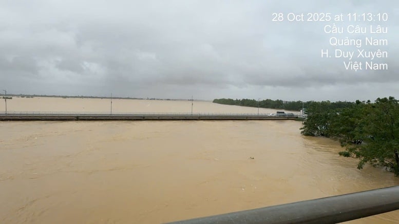 More than 65,000 households in Da Nang City were flooded due to heavy rains and floods - Photo 8. Hơn 65.000 hộ dân tại TP. Đà Nẵng bị ngập do mưa lũ- Ảnh 8.