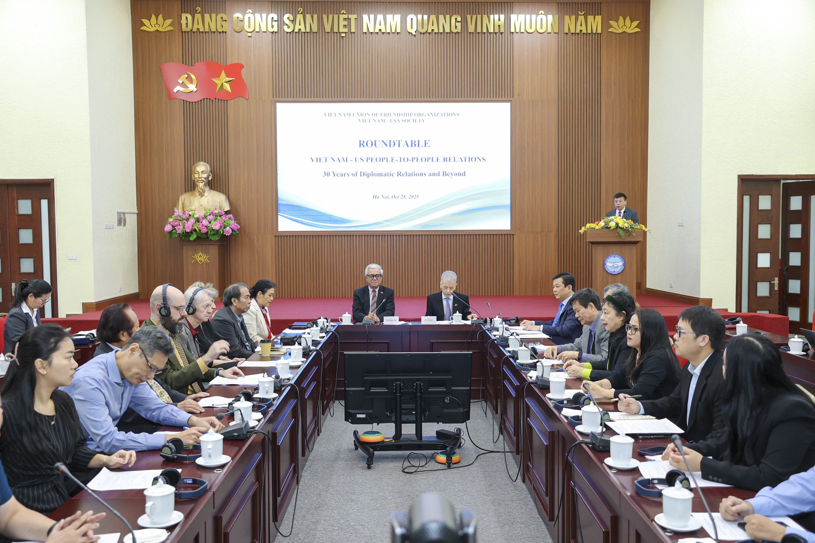 A vita jelenete. (Fotó: Dinh Hoa) Quang cảnh tọa đàm. (Ảnh: Đinh Hòa)