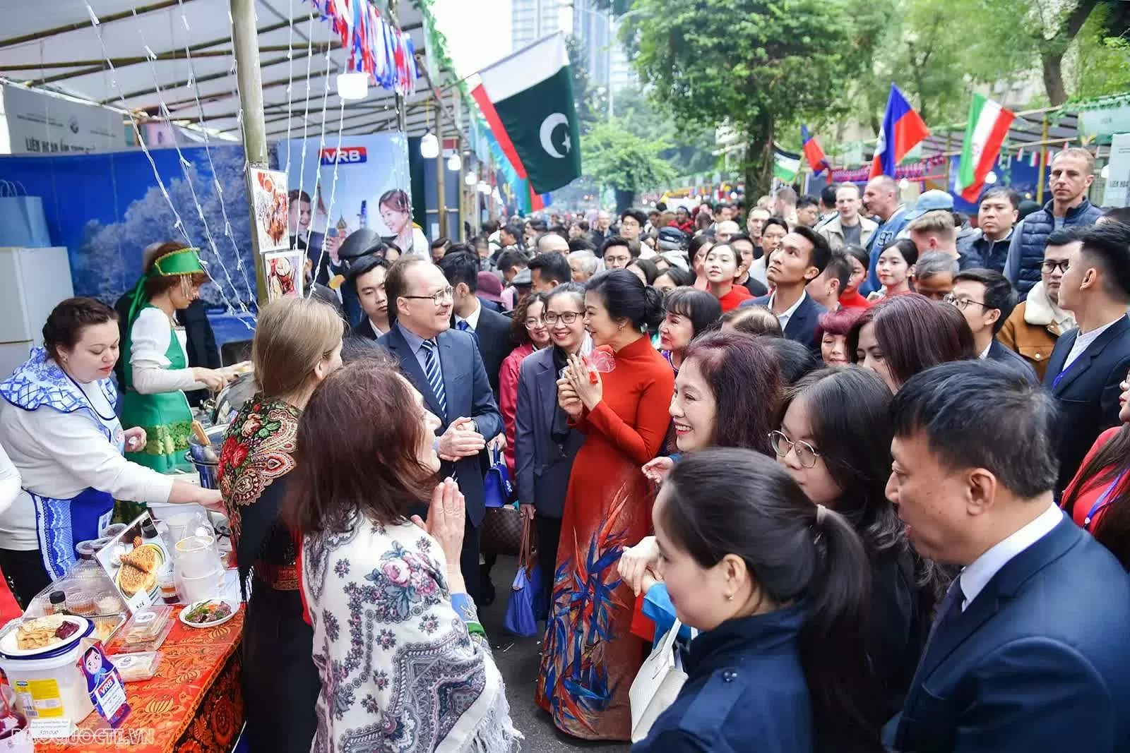 ງານບຸນອາຫານສາກົນປີ 2024 ໄດ້ດຶງດູດຮ້ານອາຫານຢູ່ພາຍໃນ ແລະ ຕ່າງປະເທດເປັນຈຳນວນຫຼວງຫຼາຍ. (ພາບ: ແອງເຊີນ) Liên hoan ẩm thực quốc tế 2024 thu hút đông đảo các gian hàng và thực khách trong nước cũng như quốc tế. (Ảnh: Anh Sơn)
