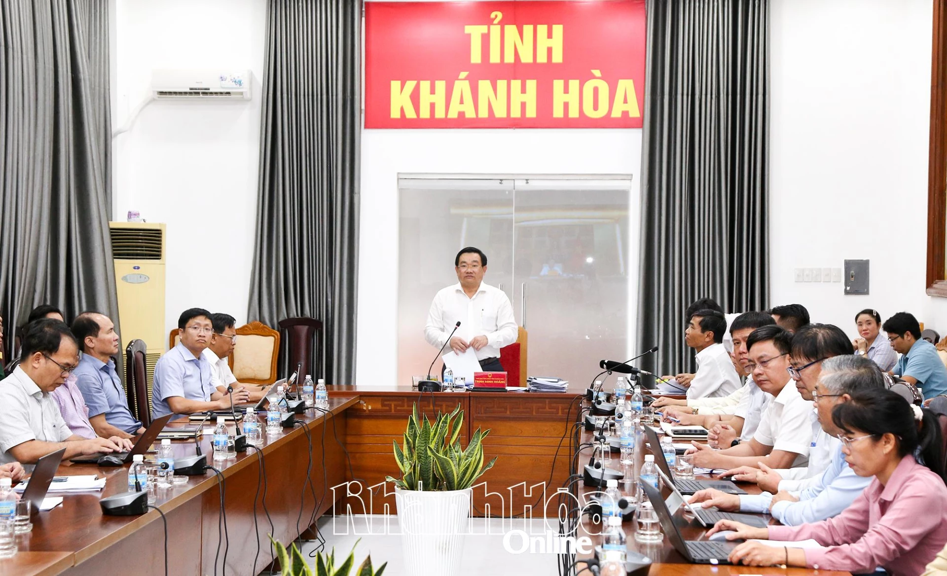 Soudruh Trinh Minh Hoang promluvil na schůzi