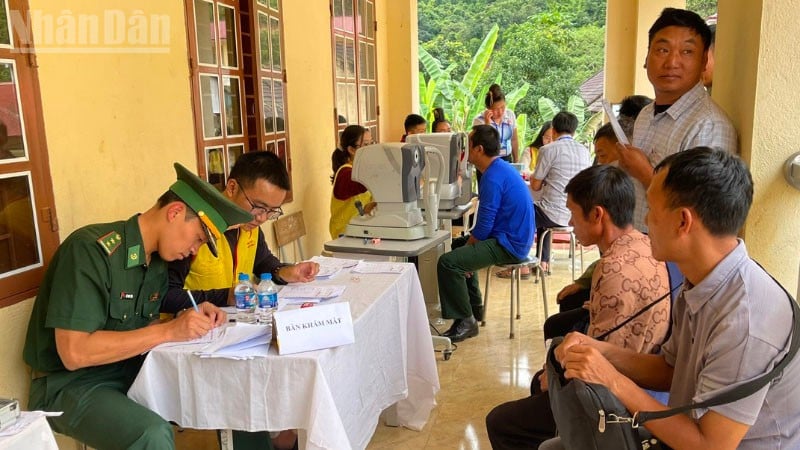 Η Συνοριοφυλακή Son La συντόνισε την καθοδήγηση των ατόμων ώστε να εγγραφούν για ιατρικές εξετάσεις.