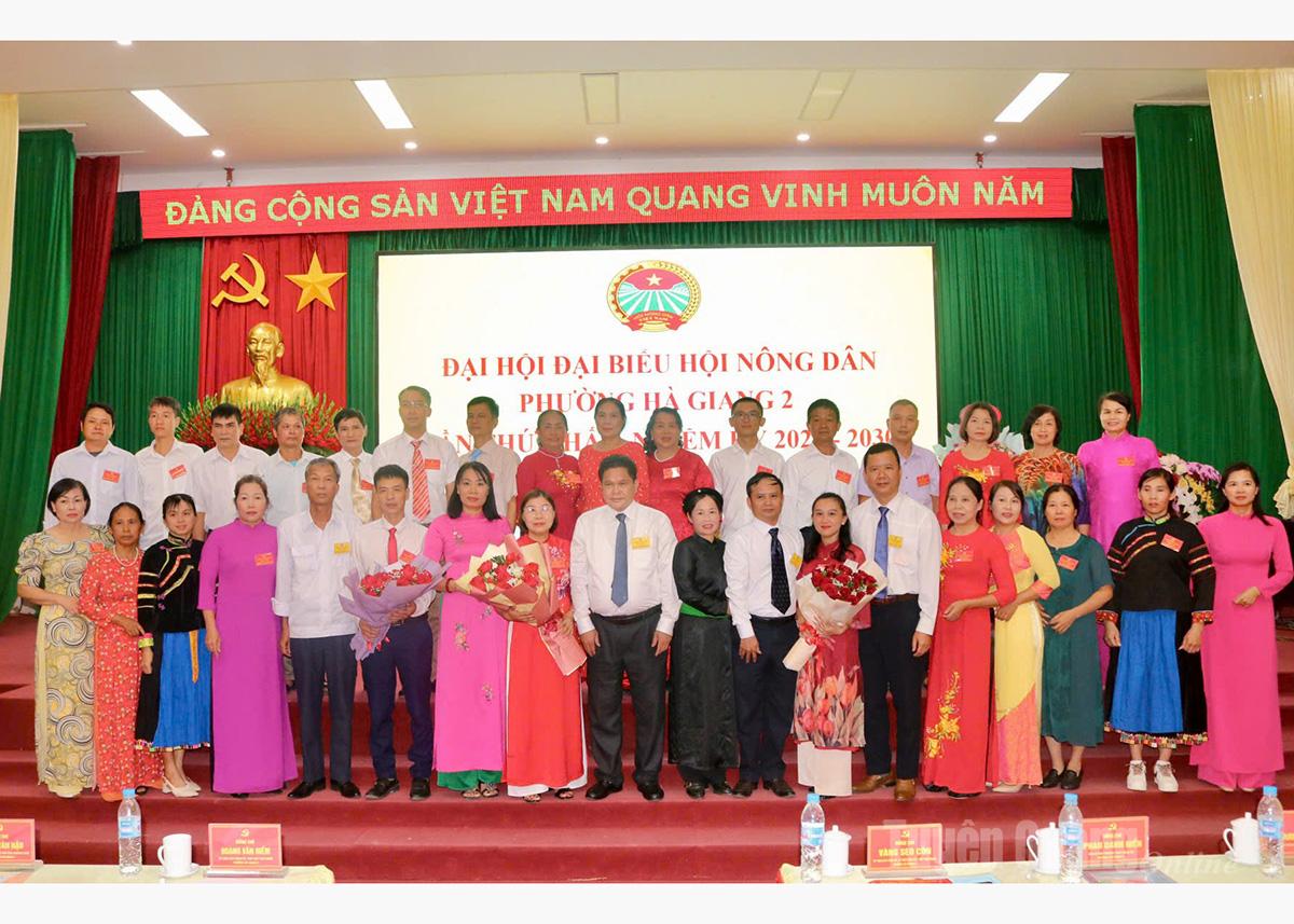 Kamrat Vang Seo Con, sekreterare för partikommittén i Ha Giang 2:a valkretsen, överlämnade blommor för att gratulera verkställande kommittén för lantbrukarföreningen i Ha Giang 2:a valkretsen till den första mandatperioden, mandatperioden 2025-2030.