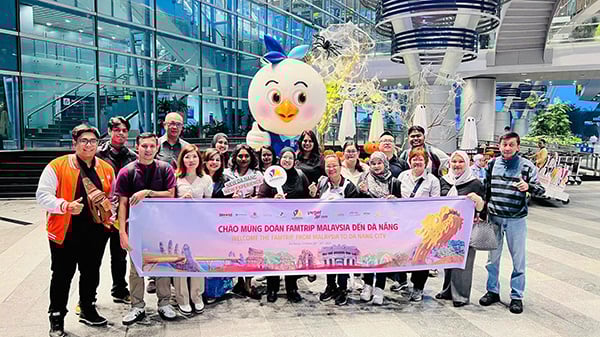 Welcome the Malaysian famtrip delegation landing at Da Nang international airport. Chào đón đoàn famtrip Malaysia hạ cánh sân bay quốc tế Đà Nẵng.