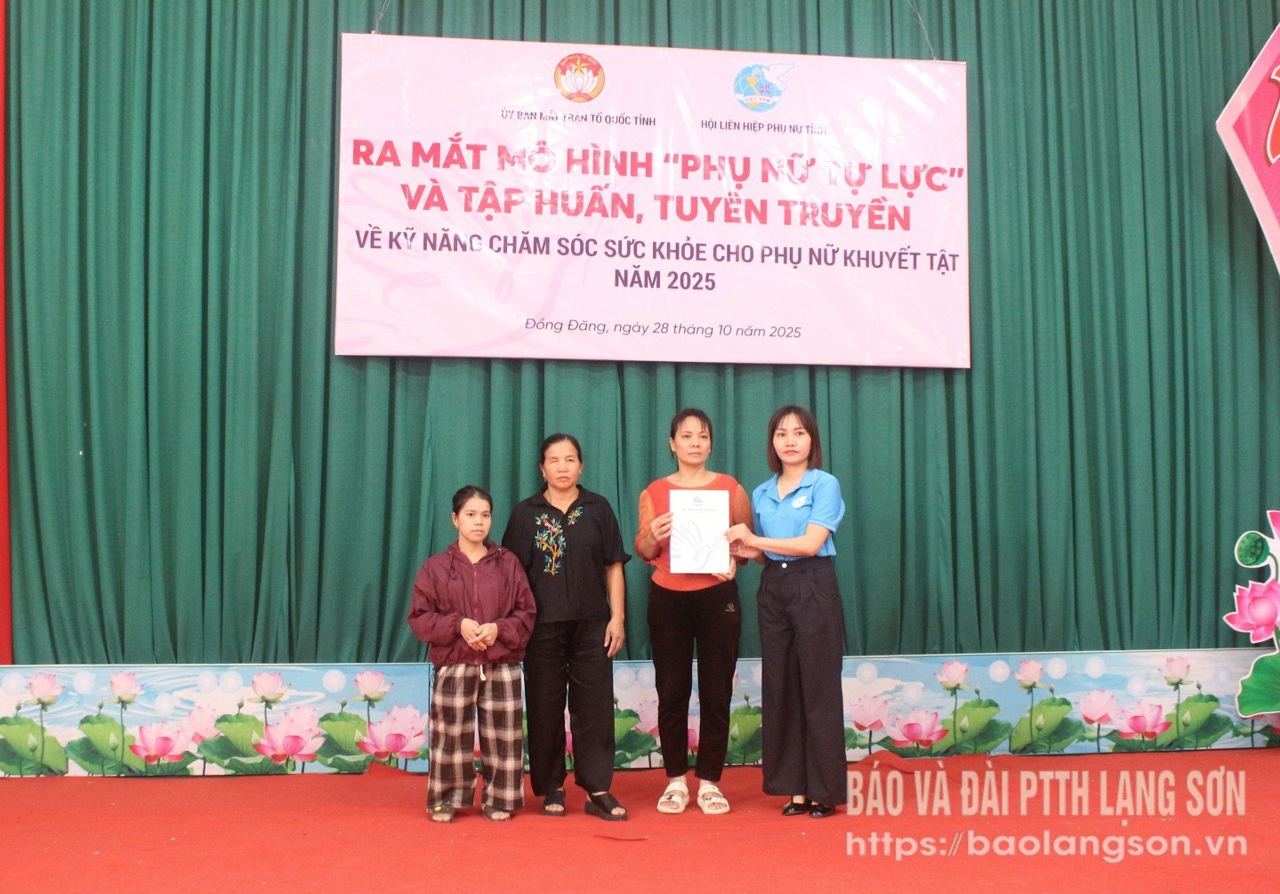 Para pemimpin Serikat Wanita Komune Dong Dang menyampaikan keputusan untuk mendirikan model tersebut.