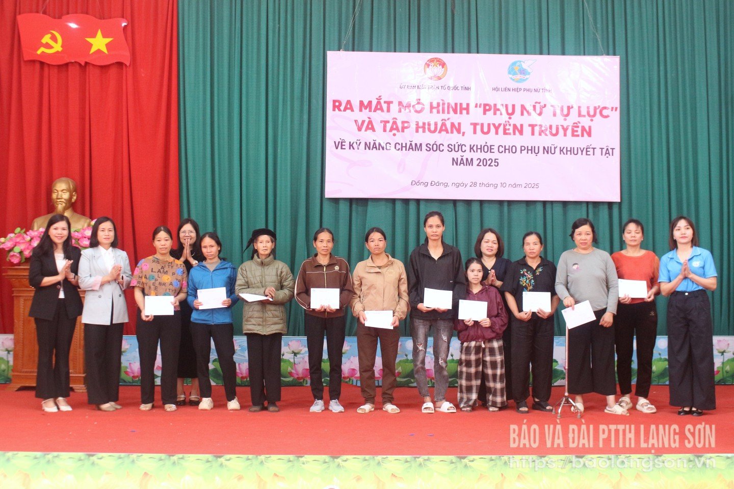 Para pemimpin Komite Kerja Perempuan (Komite Front Tanah Air Vietnam provinsi), para pemimpin komune Dong Dang dan perwakilan Serikat Perempuan komune tersebut menyerahkan dukungan keuangan kepada anggota penyandang disabilitas.