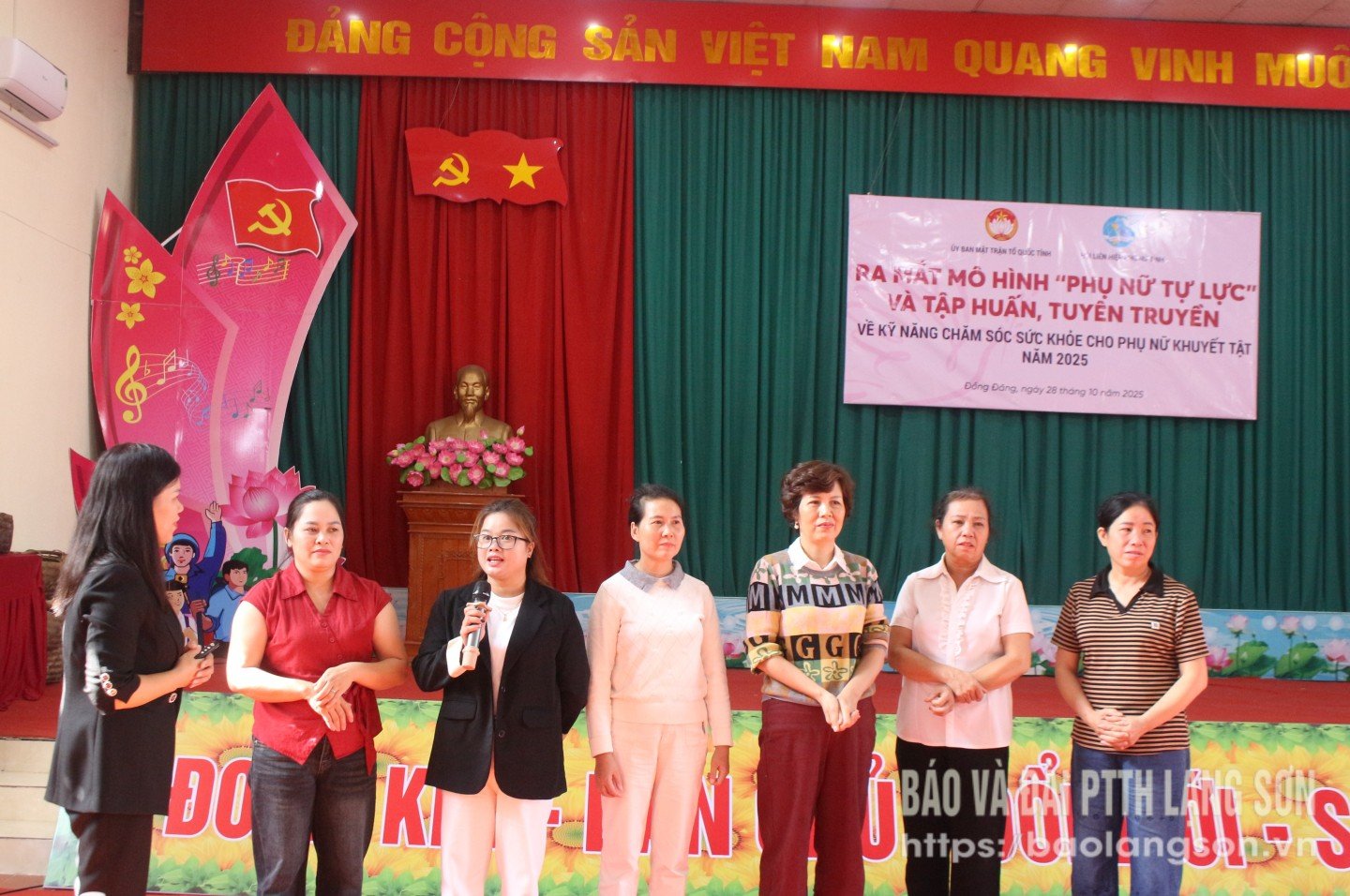 Anggota berpartisipasi dalam permainan dalam program pelatihan