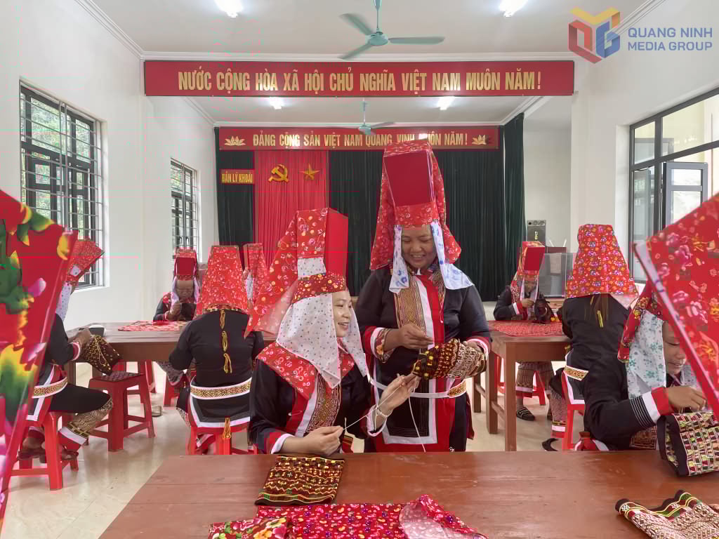 Ethnische Minderheiten in der Gemeinde Quang Tan sticken traditionelle Trachten.