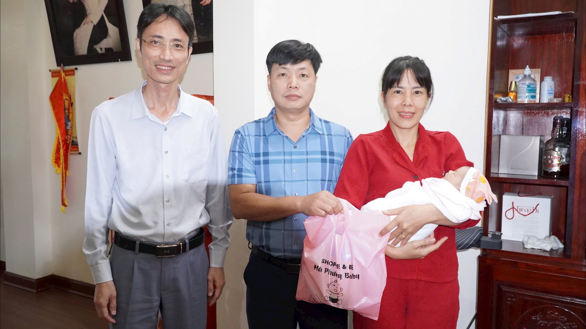 Xã Tứ Kỳ thăm hỏi gia đình đang chăm sóc cháu bé sơ sinh bị bỏ rơi