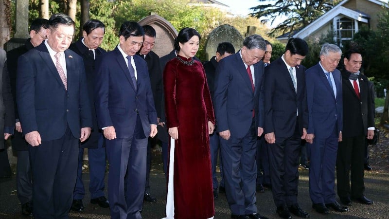 Le secrétaire général To Lam et les délégués sur la tombe de Karl Marx au cimetière de Highgate, à Londres. (Photo : Thong Nhat/VNA)