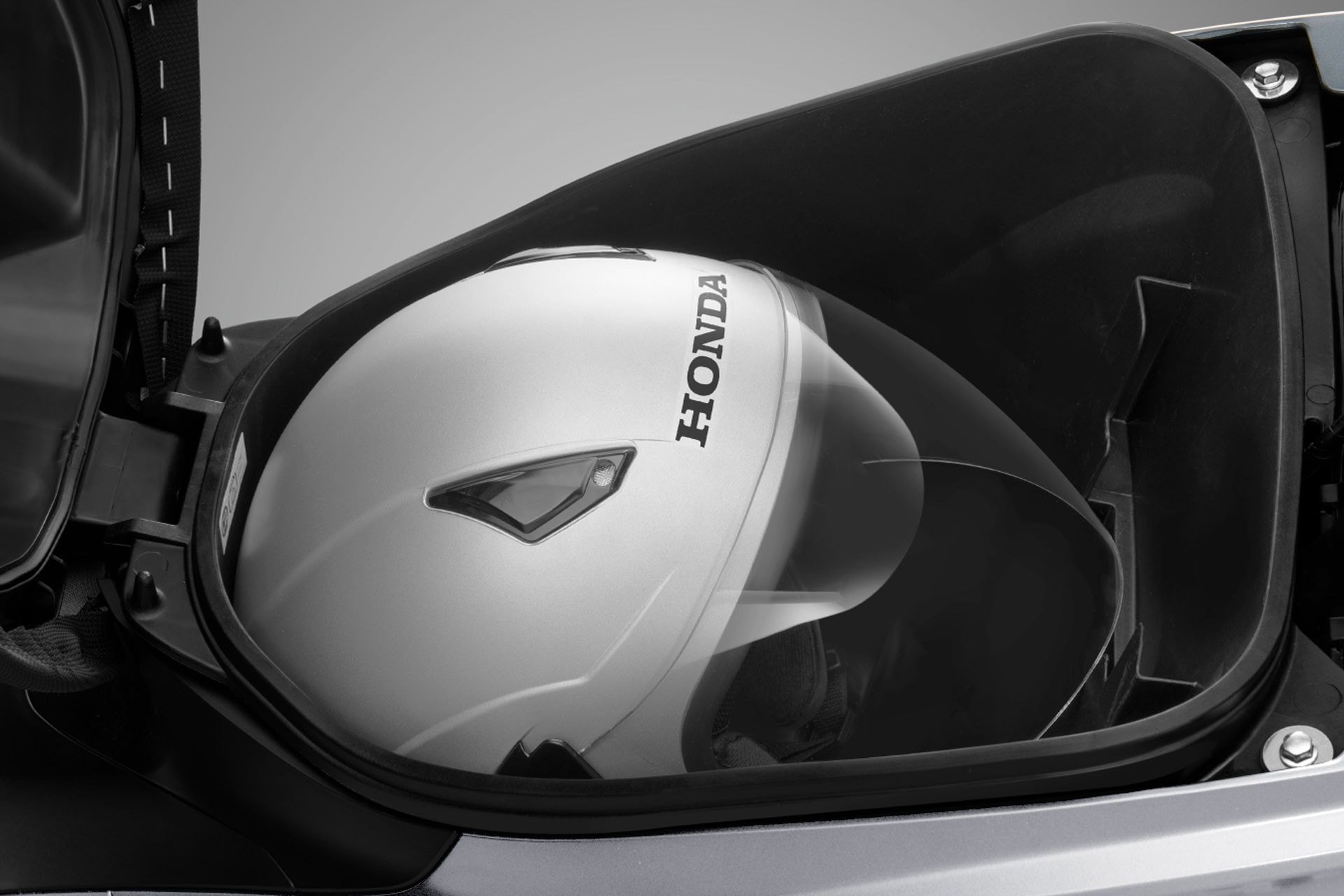 Hộc đựng đồ có khả năng chứa vừa một mũ bảo hiểm cả đầu. Ảnh: HVN