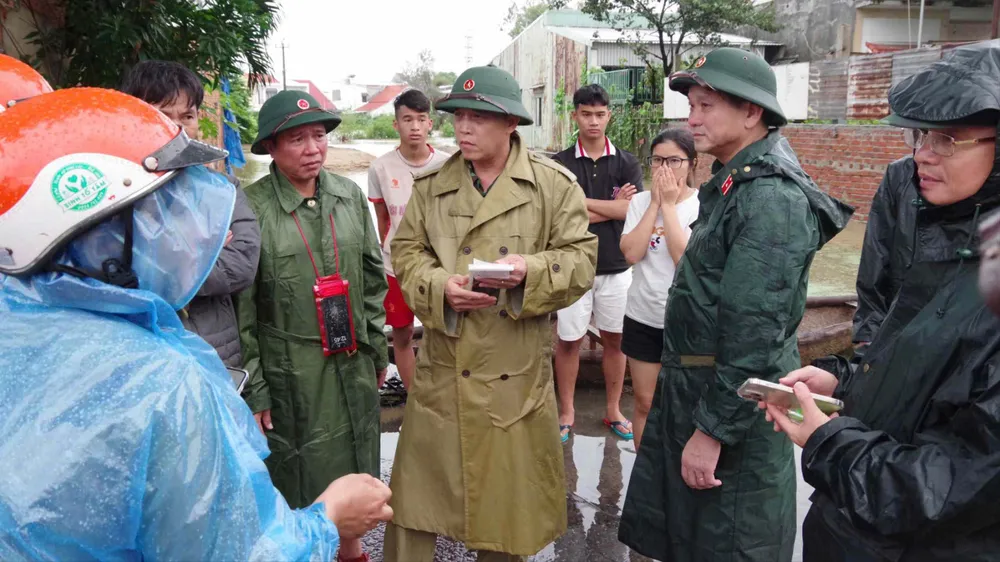 Delegația de lucru a Regiunii Militare 5 a vizitat și a întrebat despre viața oamenilor din zonele profund inundate.