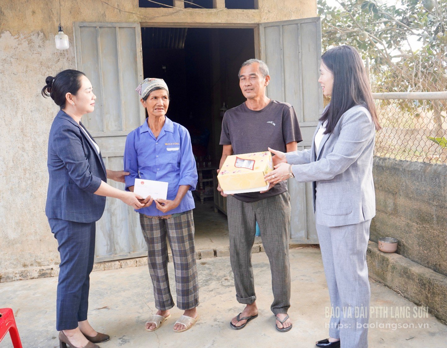 Les dirigeants du Ministère des Minorités Ethniques et des Religions et du Comité Populaire Provincial ont offert des cadeaux à la famille de M. Luc Van Nguyen, commune de That Khe.