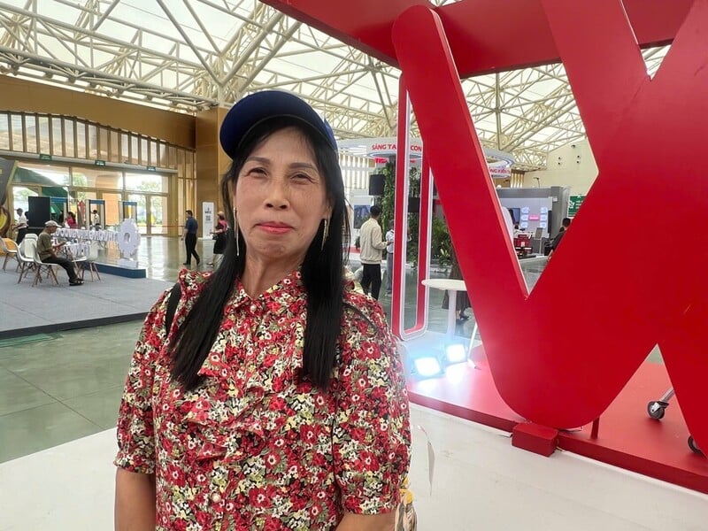 ທ່ານນາງ ດວງທິເຟືອງ, ຈາກແຂວງ ບັກນິງ, ໄດ້ແບ່ງປັນປະສົບການໃໝ່ຫຼາຍຢ່າງ.
