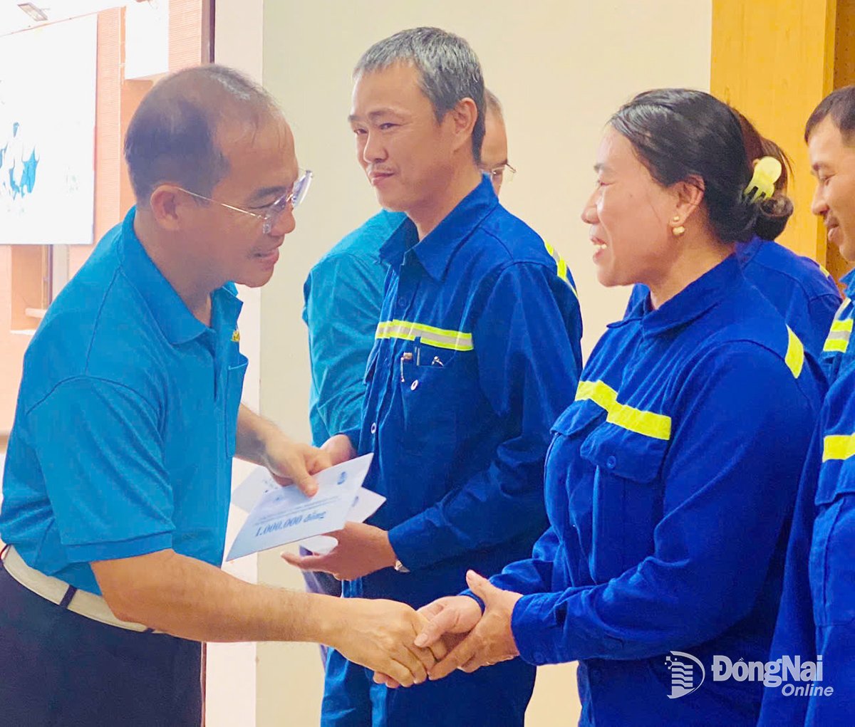 ທ່ານ Dinh Sy Phuc, ປະທານສະຫະພັນການຄ້າຫຸ້ນສ່ວນ TKG Taekwang Vina ໄດ້ມອບຂອງຂວັນໃຫ້ຄົນງານແຂວງ ຮ່າຕິ້ງ. ຮູບພາບ: CD