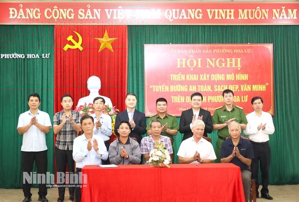 Heyet, birimler ve yerleşim grupları ile medeni kent özyönetim grupları arasında modelin uygulanmasına yönelik benzetim anlaşmasının imza törenine tanıklık etti.