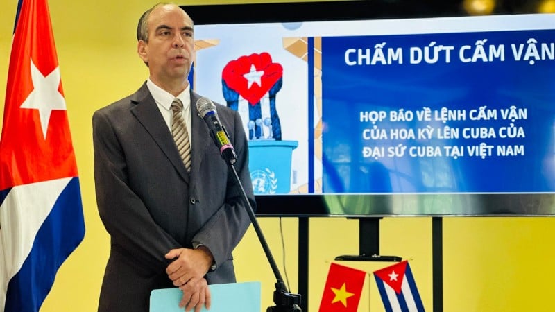 Herr Rogelio Polanco Fuentes, Republiken Kubas extraordinära och befullmäktigade ambassadör i Vietnam, ledde presskonferensen. (Foto: Kubas ambassad i Vietnam)