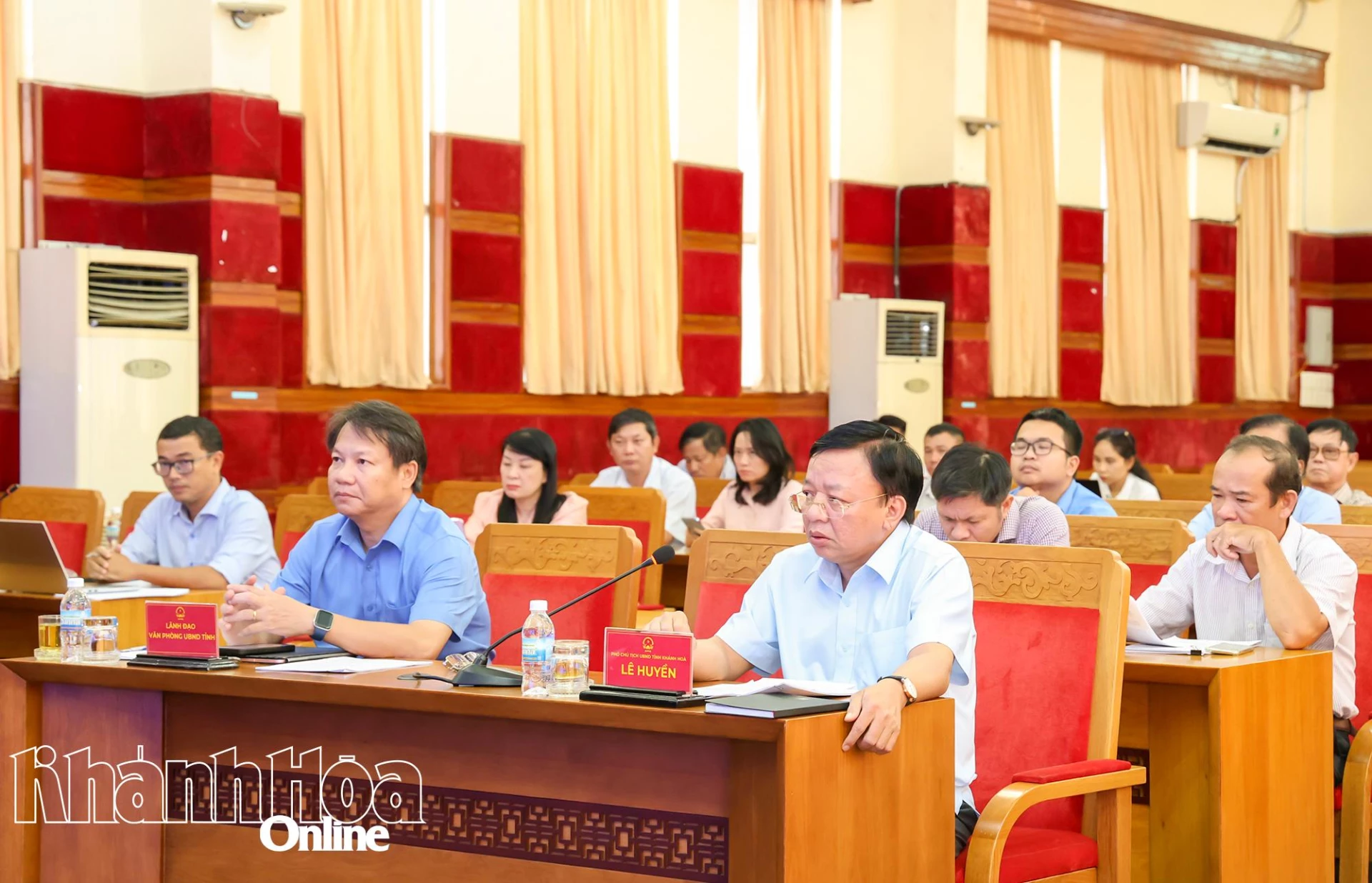 ប្រតិភូដែលចូលរួមកិច្ចប្រជុំបានអនុវត្តតាមរបាយការណ៍របស់មន្ទីរកសិកម្ម និងបរិស្ថាន រួមជាមួយនឹងការបង្ហាញជារូបភាព។