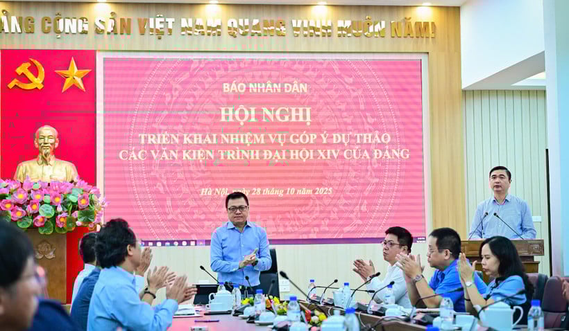 Kamerat Le Quoc Minh, medlem av partiets sentralkomité, partisekretær, sjefredaktør for avisen Nhan Dan, nestleder for den sentrale propaganda- og utdanningskommisjonen og president for Vietnams journalistforening ledet konferansen. (Foto: BAO LONG)