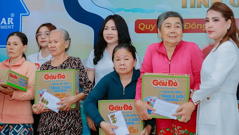 ຜູ້ເຂົ້າປະກວດ Miss Asia Business 2025 ມອບຂອງຂວັນໃຫ້ຄອບຄົວຜູ້ດ້ອຍໂອກາດ. (ພາບ: ຄະນະຈັດຕັ້ງ)