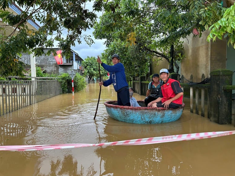 Da Nang proaktivně zavádí „4 opatření na místě“ k reakci na povodně – Foto 2. Đà Nẵng chủ động triển khai '4 tại chỗ' ứng phó mưa lũ- Ảnh 2.