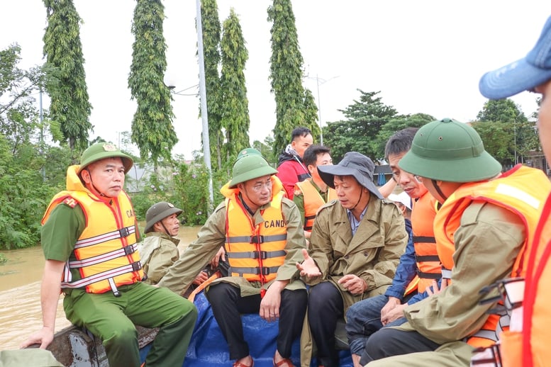 Da Nang proaktivně zavádí „4 opatření na místě“ v reakci na povodně – Foto 3. Đà Nẵng chủ động triển khai '4 tại chỗ' ứng phó mưa lũ- Ảnh 3.