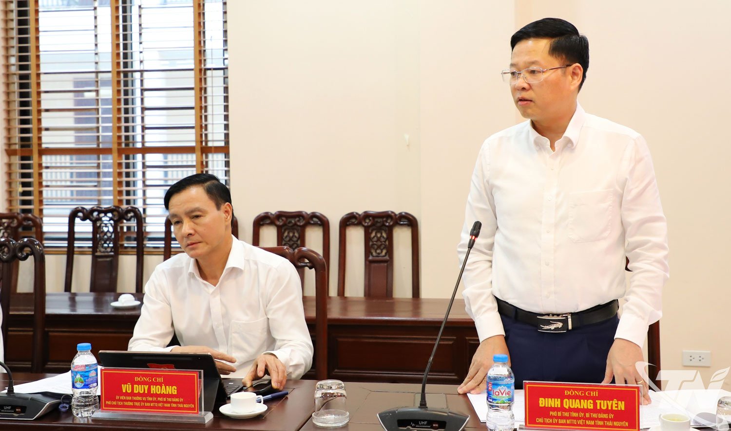 Tovarășul Dinh Quang Tuyen, secretar adjunct al Comitetului Provincial al Partidului, președintele Comitetului Provincial al Frontului Patriei, a raportat rezultatele activităților de după rearanjare.
