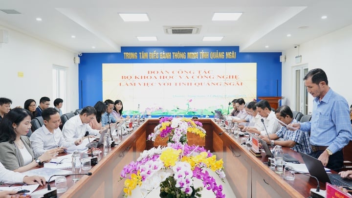 Quang Ngai promueve una transformación digital sincrónica y efectiva según el Plan 02 del Comité Directivo Central - Foto 1. Quảng Ngãi đẩy mạnh chuyển đổi số đồng bộ, hiệu quả theo Kế hoạch 02 của Ban Chỉ đạo Trung ương- Ảnh 1.