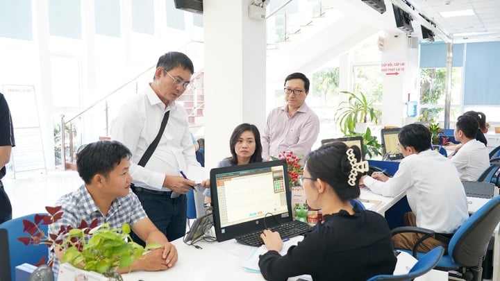 Quang Ngai promueve una transformación digital sincrónica y efectiva según el Plan 02 del Comité Directivo Central - Foto 2. Quảng Ngãi đẩy mạnh chuyển đổi số đồng bộ, hiệu quả theo Kế hoạch 02 của Ban Chỉ đạo Trung ương- Ảnh 2.