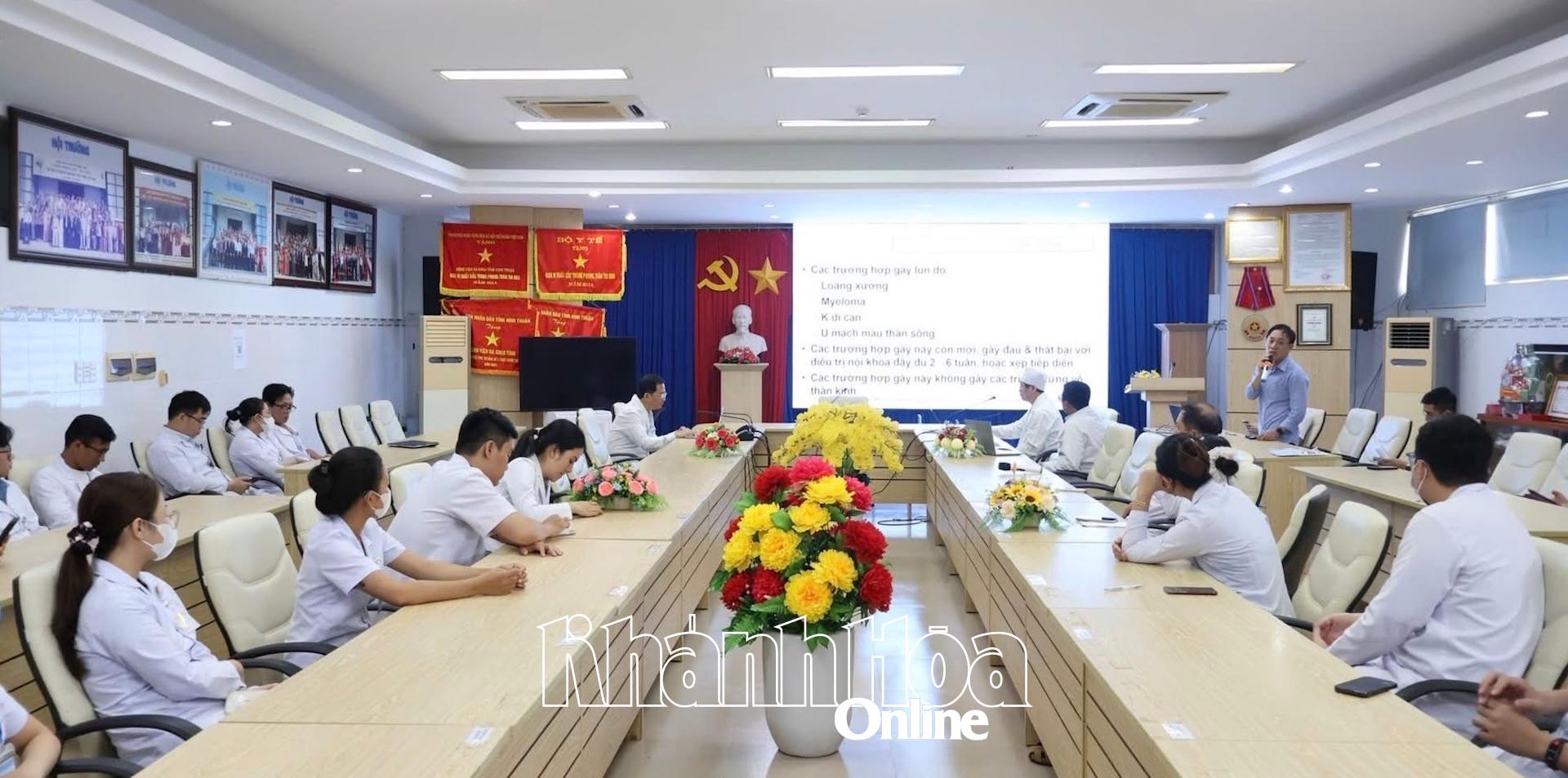Les médecins de l'hôpital général de Ninh Thuan présentent un rapport scientifique