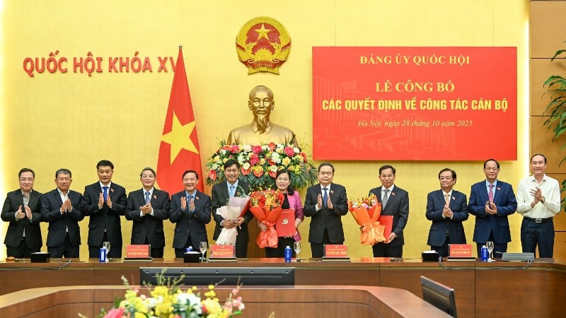 O presidente da Assembleia Nacional, Tran Thanh Man, e os vice-presidentes da Assembleia Nacional e delegados compareceram à cerimônia de anúncio. (Foto: DUY LINH)
