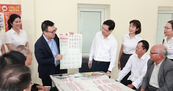 Người dân tìm hiểu dự thảo văn kiện đại hội Đảng toàn quốc tại bưu điện văn hoá xã