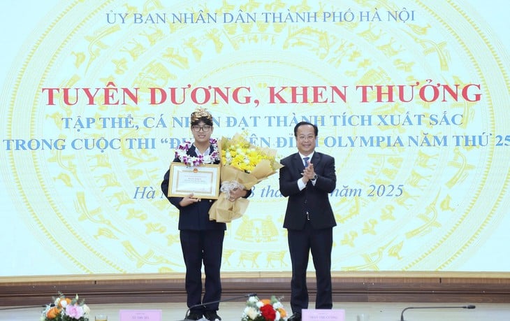 Chủ tịch Hà Nội tặng bằng khen cho quán quân Đường lên đỉnh Olympia Trần Bùi Bảo Khánh - Ảnh 2.
