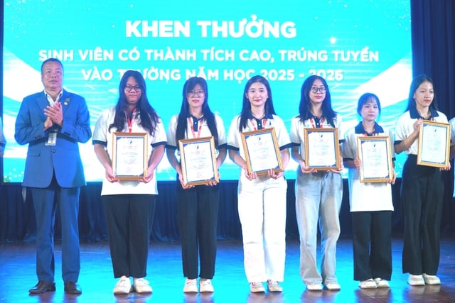 Học giỏi ở phổ thông, tân sinh viên được nhà trường cấp học bổng  - Ảnh 1.