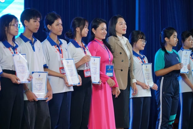 Học giỏi ở phổ thông, tân sinh viên được nhà trường cấp học bổng  - Ảnh 2.