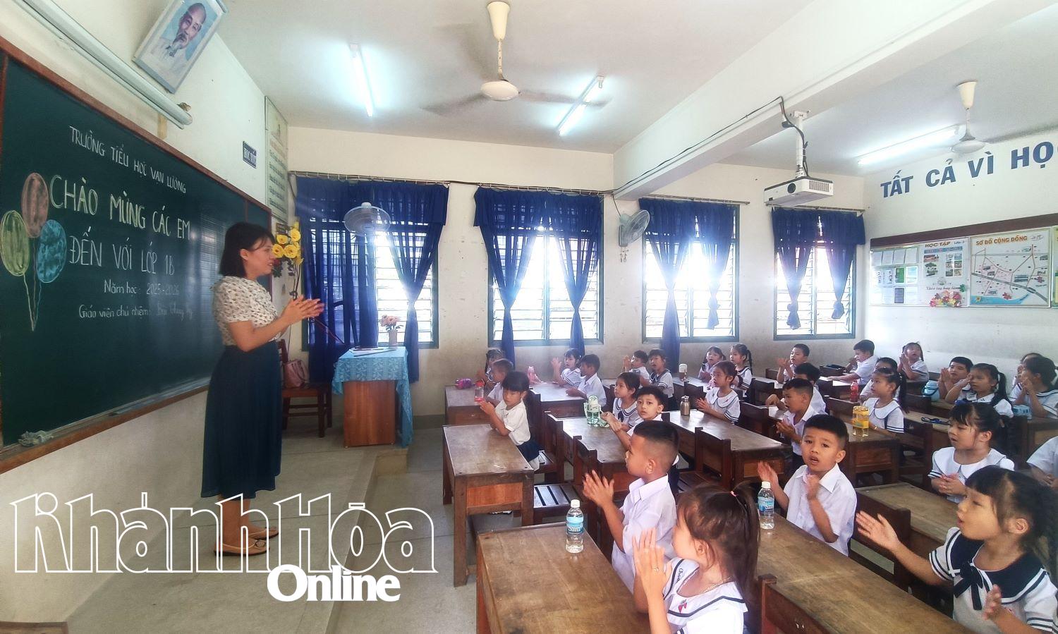 Học sinh lớp 1 Trường Tiểu học Vạn Lương trong ngày tựu trường năm học 2025 - 2026.