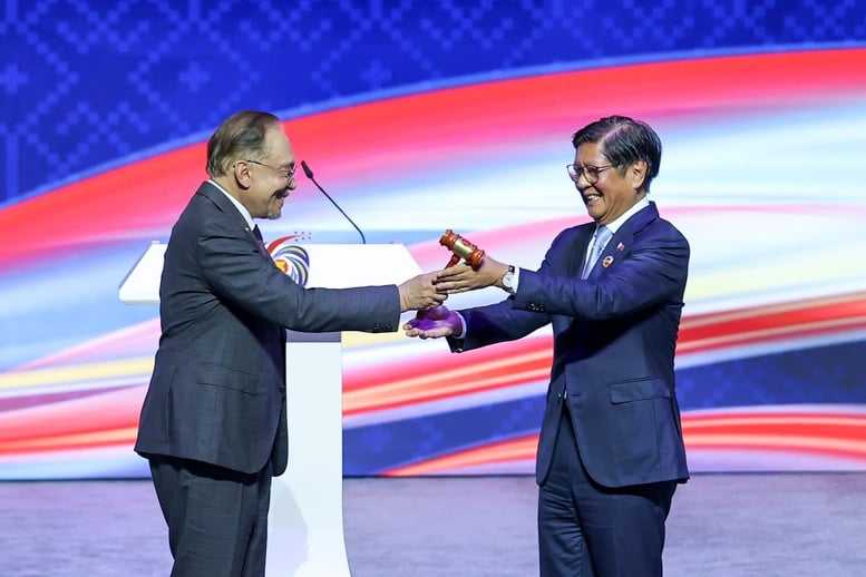 El Primer Ministro completó más de 40 actividades durante su viaje de trabajo para asistir a la 47ª Cumbre de la ASEAN - Foto 2. Thủ tướng hoàn thành hơn 40 hoạt động trong chuyến công tác dự Hội nghị Cấp cao ASEAN 47- Ảnh 2.