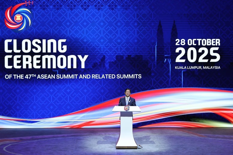 El Primer Ministro completó más de 40 actividades durante su viaje de trabajo para asistir a la 47ª Cumbre de la ASEAN - Foto 3. Thủ tướng hoàn thành hơn 40 hoạt động trong chuyến công tác dự Hội nghị Cấp cao ASEAN 47- Ảnh 3.