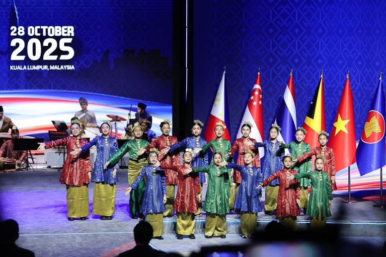 El Primer Ministro completó más de 40 actividades durante su viaje de trabajo para asistir a la 47ª Cumbre de la ASEAN - Foto 4. Thủ tướng hoàn thành hơn 40 hoạt động trong chuyến công tác dự Hội nghị Cấp cao ASEAN 47- Ảnh 4.
