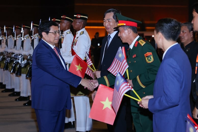 El Primer Ministro completó más de 40 actividades durante su viaje de trabajo para asistir a la 47ª Cumbre de la ASEAN - Foto 5. Thủ tướng hoàn thành hơn 40 hoạt động trong chuyến công tác dự Hội nghị Cấp cao ASEAN 47- Ảnh 5.
