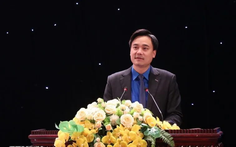 バクニン省青年連合のトラン・ヴァン・ダン書記長は、第14回全国党大会の文書草案にコメントを寄せた。 Bí thư Tỉnh Đoàn Bắc Ninh Trần Văn Đăng đóng góp ý kiến vào dự thảo các văn kiện Đại hội Đảng toàn quốc lần thứ XIV.