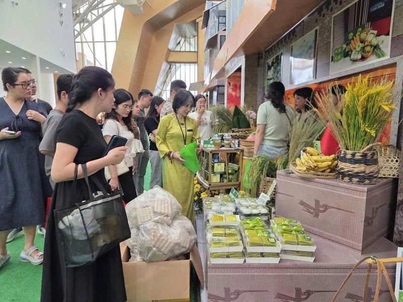 Båsarna i Hanois hantverksbyar lockar en hel del besökare. Foto: P.L.