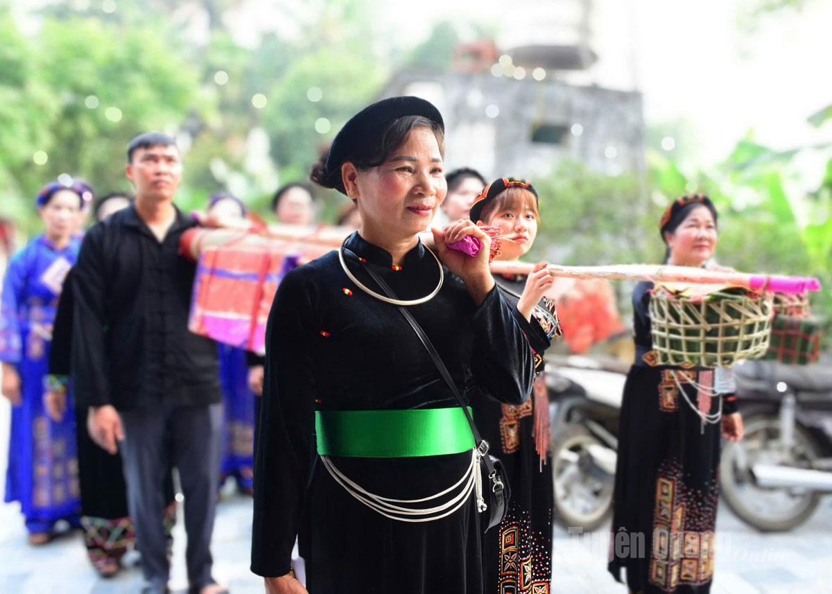 Lễ vật của nhà trai được mang sang nhà gái trong lễ cưới truyền thống của người Tày.