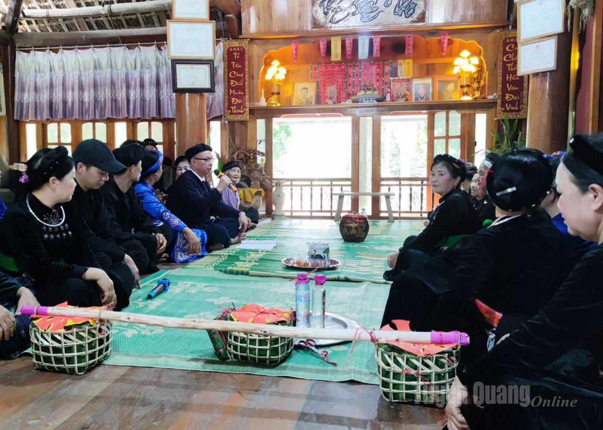 Ông Quan làng đọc thơ dâng lễ bằng tiếng Tày.