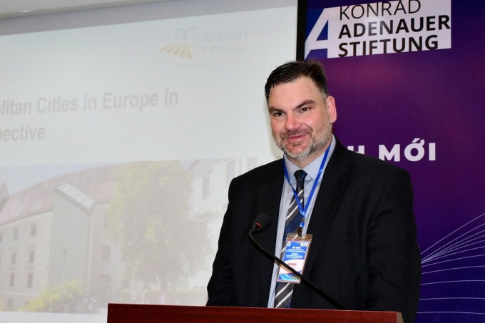 Dr. Soeren Keil a prezentat la conferință.